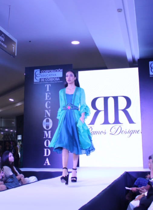 Vestido estraple con capa